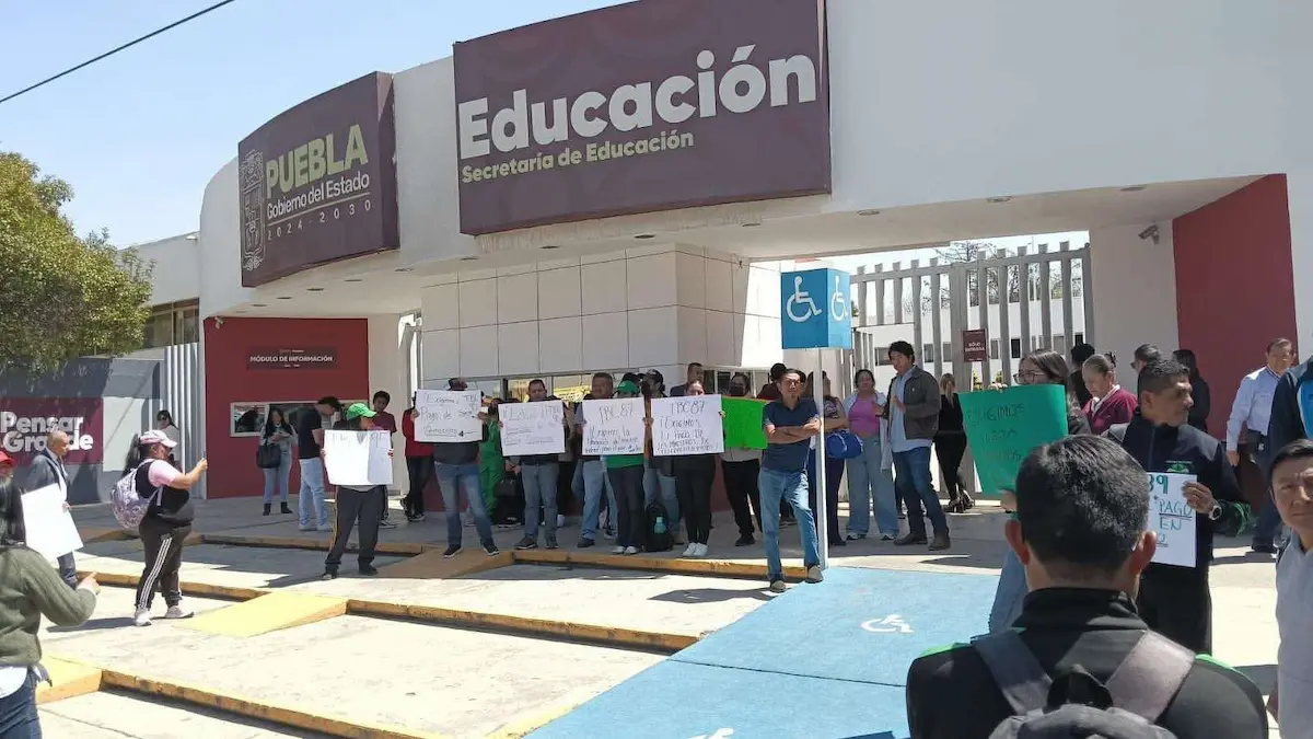 MAESTROS DE TELESECUNdarias manifestandose afuera de la se puebla