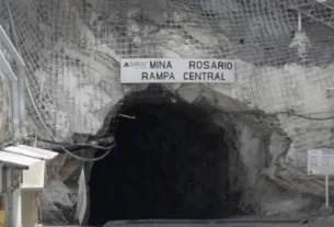 En un primer momento once mineros quedaron atrapados, pero durante las primeras maniobras de rescate lograron ser rescatados con vida siete trabajadores.