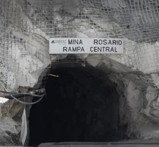 En un primer momento once mineros quedaron atrapados, pero durante las primeras maniobras de rescate lograron ser rescatados con vida siete trabajadores.