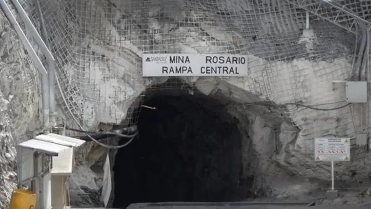 En un primer momento once mineros quedaron atrapados, pero durante las primeras maniobras de rescate lograron ser rescatados con vida siete trabajadores.