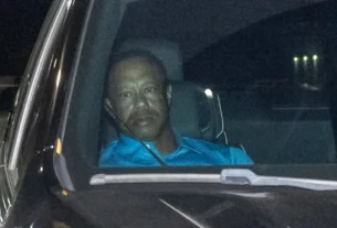 Woods fue arrestado bajo los cargos de conducir bajo la influencia (y por negarse a someterse a una prueba de orina en la estación de policía.