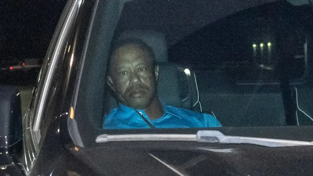 Woods fue arrestado bajo los cargos de conducir bajo la influencia (y por negarse a someterse a una prueba de orina en la estación de policía.