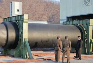 Kim presenció la prueba en tierra del motor recientemente mejorado, que utiliza un material compuesto de fibra de carbono