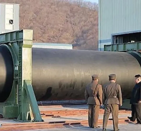 Kim presenció la prueba en tierra del motor recientemente mejorado, que utiliza un material compuesto de fibra de carbono
