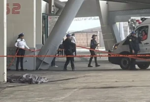 El hombre murió tras sufrir una caída desde los niveles superiores del inmueble.