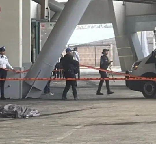 El hombre murió tras sufrir una caída desde los niveles superiores del inmueble.