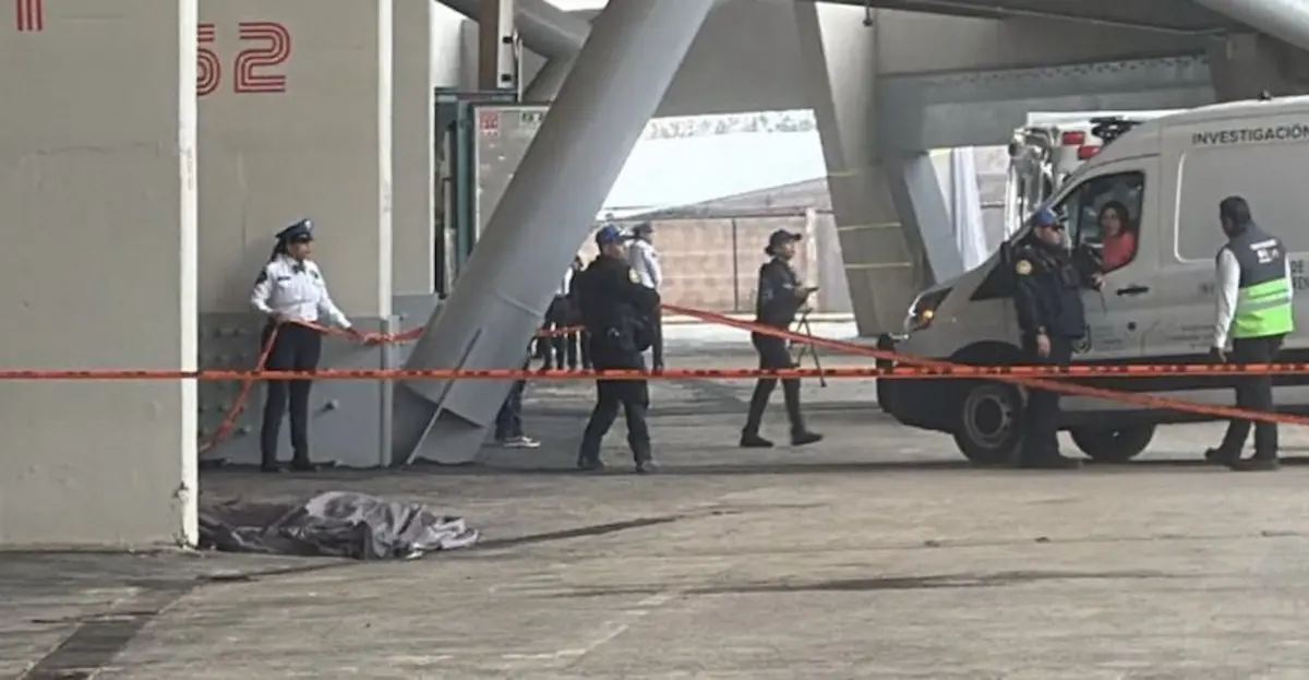 El hombre murió tras sufrir una caída desde los niveles superiores del inmueble.