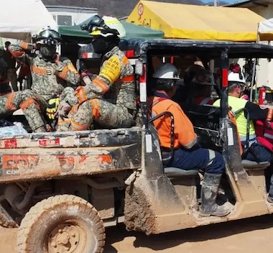 El deslizamiento de jales mineros obstruye por completo las entradas y galerías principales