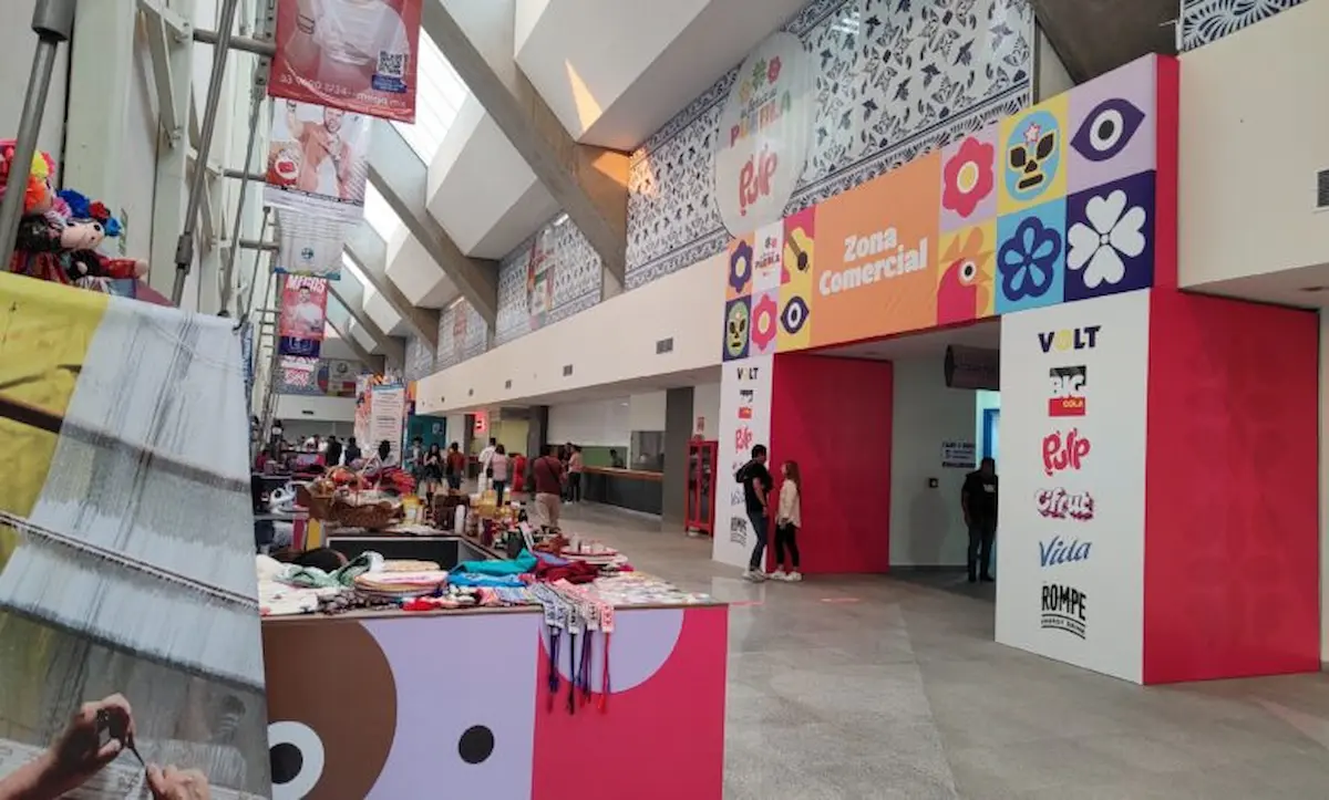 pasillos en el centro expositor de la feria