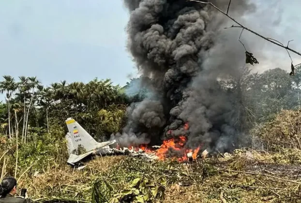 La aeronave Hércules, de fabricación estadounidense, se precipitó a tierra con 125 ocupantes