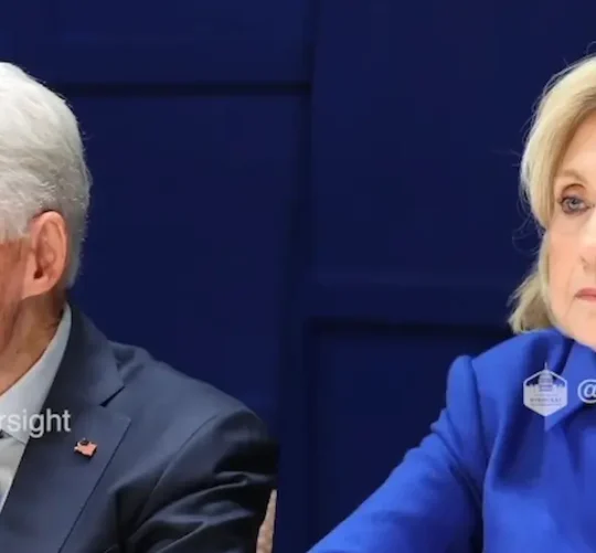 La publicación de los videos íntegros de las declaraciones de Bill y Hillary Clinton responde a años de demandas de transparencia de parte de legisladores y de sectores de la opinión pública