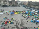 Decenas de docentes instalaron casas de campaña en la explanada de la Plaza de la Constitución