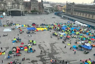 Decenas de docentes instalaron casas de campaña en la explanada de la Plaza de la Constitución