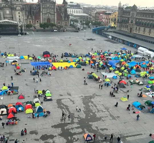 Decenas de docentes instalaron casas de campaña en la explanada de la Plaza de la Constitución