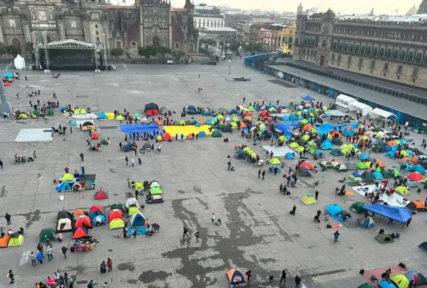 Decenas de docentes instalaron casas de campaña en la explanada de la Plaza de la Constitución