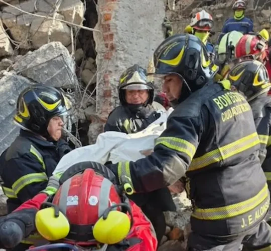 El director general del Heroico Cuerpo de Bomberos, Juan Manuel Pérez Cova, confirmó la tercera persona fallecida tras el colapso de un edificio la tarde del lunes en San Antonio Abad.