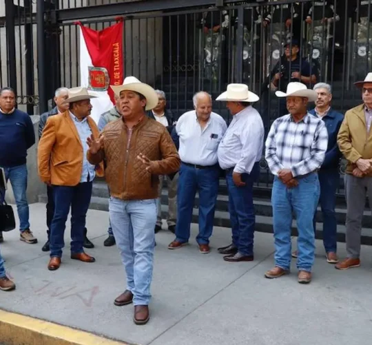 Después de cuatro horas de aguardar a las afueras de la dependencia, decidieron retirarse de las inmediaciones para definir las acciones que retomarán en el marco del paro nacional que iniciaron el lunes pasado.