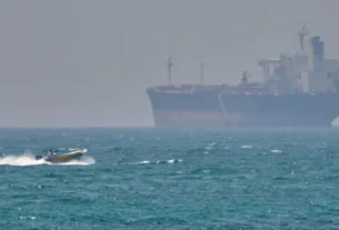 La república islámica había “aceptado de buena fe autorizar el paso de un número limitado de petroleros y buques comerciales” por el estrecho, pero decidió retomar el control ante los “actos de piratería amparados en el llamado bloqueo” estadunidense