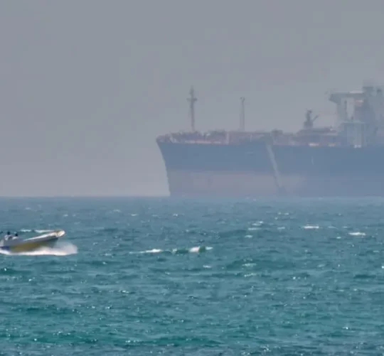 La república islámica había “aceptado de buena fe autorizar el paso de un número limitado de petroleros y buques comerciales” por el estrecho, pero decidió retomar el control ante los “actos de piratería amparados en el llamado bloqueo” estadunidense