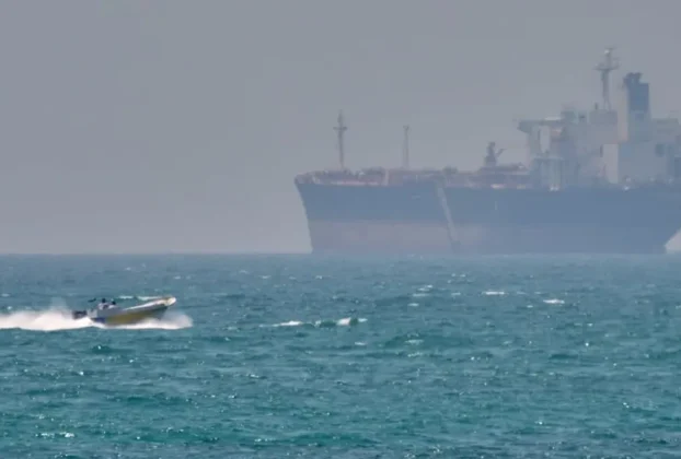 La república islámica había “aceptado de buena fe autorizar el paso de un número limitado de petroleros y buques comerciales” por el estrecho, pero decidió retomar el control ante los “actos de piratería amparados en el llamado bloqueo” estadunidense