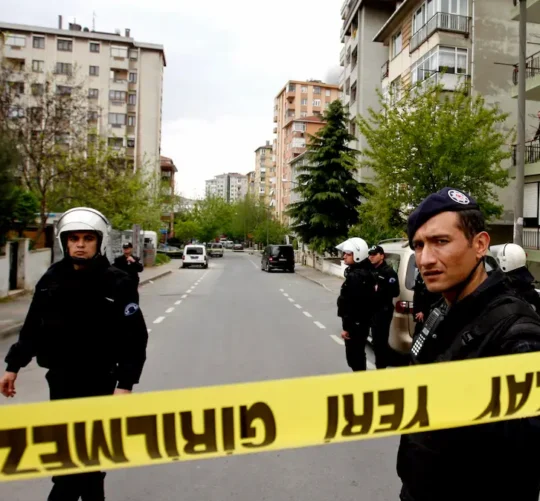 Las autoridades de Turquía informaron este miércoles de que al menos cuatro personas han muerto y otras 20 han resultado heridas, cuatro de ellas de gravedad, en otro tiroteo registrado en un colegio de la ciudad de Kahramanmaras