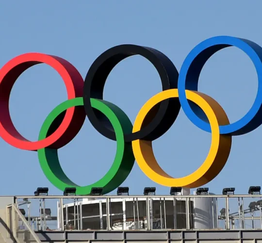 El Comité Olímpico Internacional (COI) asegura que no hay ninguna exclusión a los atletas transgénero y que, si logran clasificarse por sus méritos deportivos, podrán competir en los Juegos Olímpicos como los demás, pero deberán hacerlo en la categoría que corresponda a su sexo biológico.