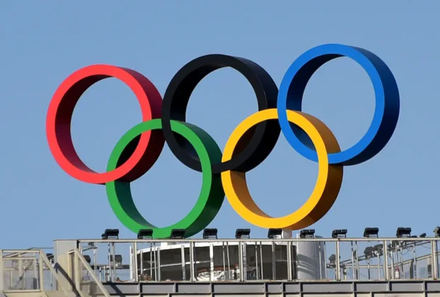 El Comité Olímpico Internacional (COI) asegura que no hay ninguna exclusión a los atletas transgénero y que, si logran clasificarse por sus méritos deportivos, podrán competir en los Juegos Olímpicos como los demás, pero deberán hacerlo en la categoría que corresponda a su sexo biológico.