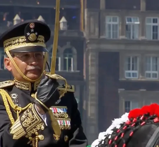 El relevo ocurre en cumplimiento del artículo 25 de la Ley del Instituto de Seguridad Social para las Fuerzas Armadas Mexicanas, debido a que el General de División de Estado Mayor Francisco Jesús Leana Ojeda, quien se desempeñaba como Comandante del Ejército Mexicano, pasará a situación de retiro en próxima fecha.