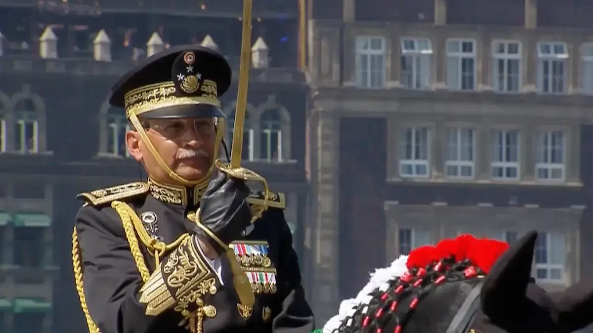 El relevo ocurre en cumplimiento del artículo 25 de la Ley del Instituto de Seguridad Social para las Fuerzas Armadas Mexicanas, debido a que el General de División de Estado Mayor Francisco Jesús Leana Ojeda, quien se desempeñaba como Comandante del Ejército Mexicano, pasará a situación de retiro en próxima fecha.