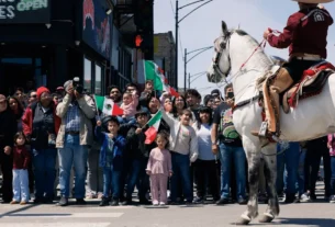 Los organizadores de la Cámara de Comercio de la calle Cermak y Casa Puebla informaron que la comunidad tiene miedo y sigue evitando las reuniones públicas ante la posibilidad de que el gobierno federal pueda repetir la agresiva campaña de detención y deportación de la Operación Midway Blitz, que se realizó el año pasado, cuando asumió un segundo mandato.