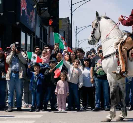 Los organizadores de la Cámara de Comercio de la calle Cermak y Casa Puebla informaron que la comunidad tiene miedo y sigue evitando las reuniones públicas ante la posibilidad de que el gobierno federal pueda repetir la agresiva campaña de detención y deportación de la Operación Midway Blitz, que se realizó el año pasado, cuando asumió un segundo mandato.
