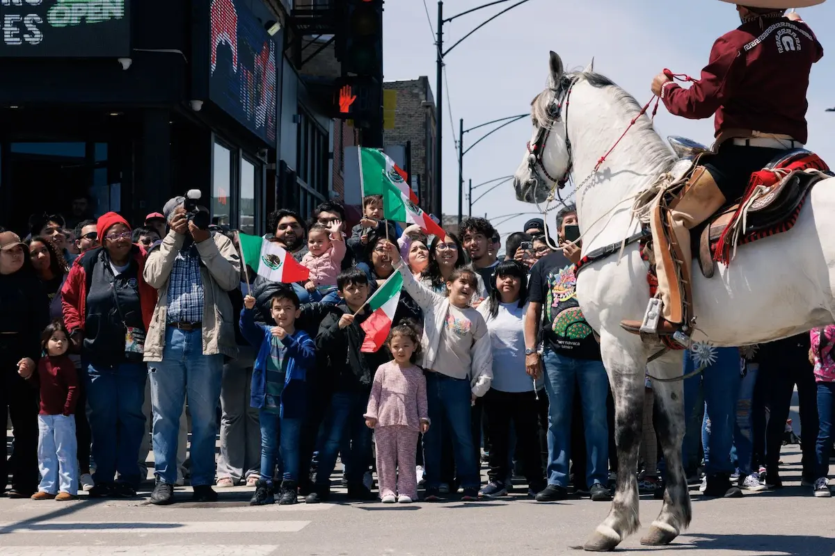 Los organizadores de la Cámara de Comercio de la calle Cermak y Casa Puebla informaron que la comunidad tiene miedo y sigue evitando las reuniones públicas ante la posibilidad de que el gobierno federal pueda repetir la agresiva campaña de detención y deportación de la Operación Midway Blitz, que se realizó el año pasado, cuando asumió un segundo mandato.