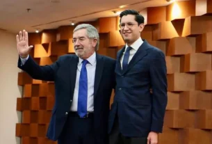 Sheinbaum dijo que De la Fuente se va a someter a una nueva operación quirúrgica y después tendrá que tomar un tiempo para su rehabilitación, por lo que el mismo pidió dejar el cargo de forma definitiva.