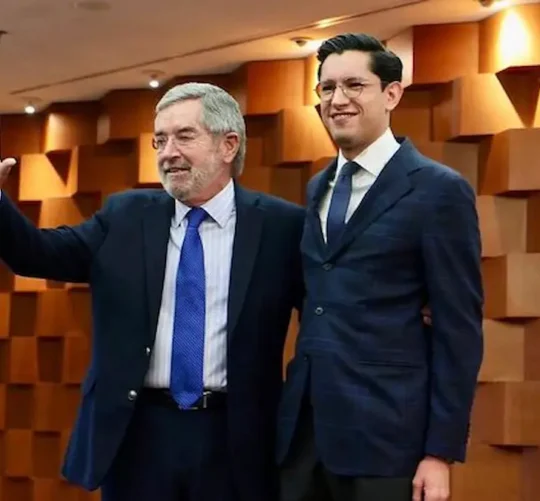 Sheinbaum dijo que De la Fuente se va a someter a una nueva operación quirúrgica y después tendrá que tomar un tiempo para su rehabilitación, por lo que el mismo pidió dejar el cargo de forma definitiva.