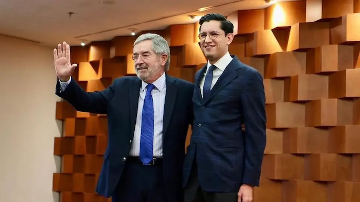 Sheinbaum dijo que De la Fuente se va a someter a una nueva operación quirúrgica y después tendrá que tomar un tiempo para su rehabilitación, por lo que el mismo pidió dejar el cargo de forma definitiva.