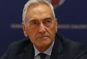 El dirigente deportivo y empresario italiano abandona el cargo tras una reunión después de la derrota de la Azzurra en la final de la repesca mundialista