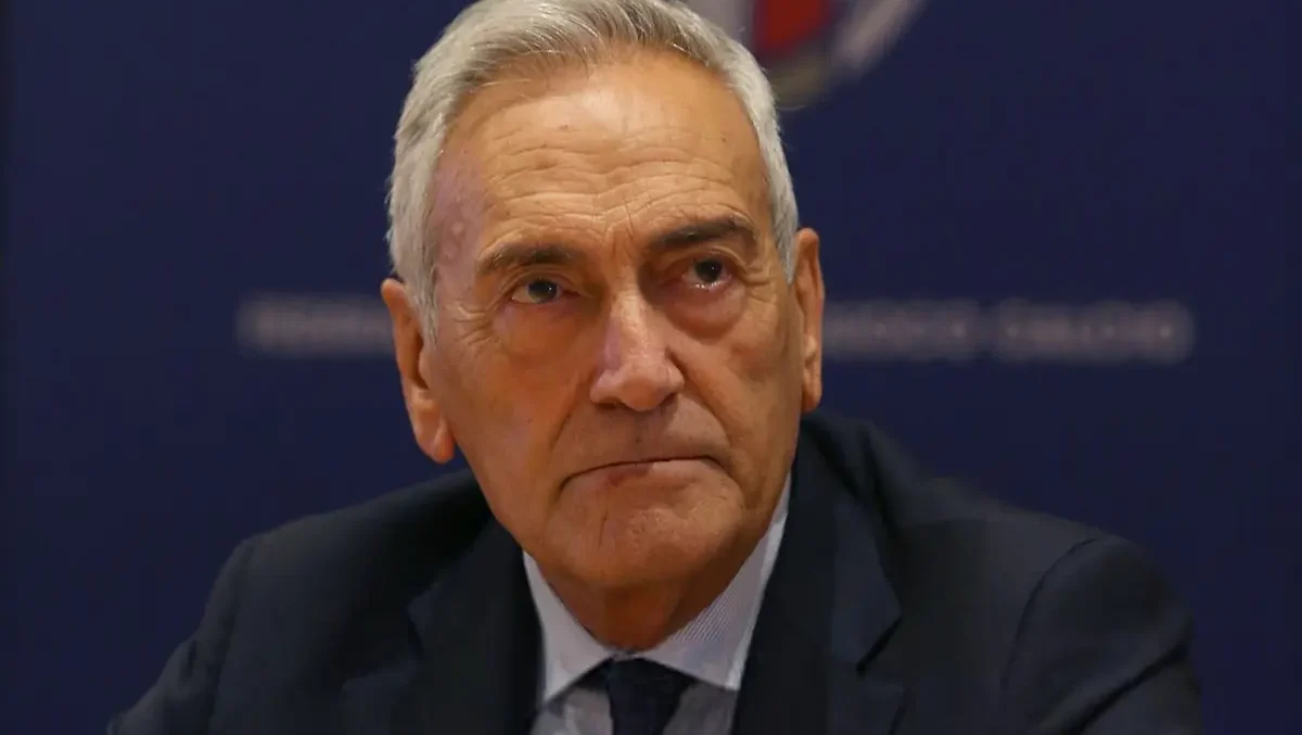 El dirigente deportivo y empresario italiano abandona el cargo tras una reunión después de la derrota de la Azzurra en la final de la repesca mundialista