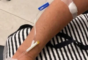 Todos los pacientes recibieron soluciones intravenosas suministradas por el médico responsable, quien además las prescribía, preparaba y administraba.