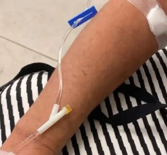 Todos los pacientes recibieron soluciones intravenosas suministradas por el médico responsable, quien además las prescribía, preparaba y administraba.