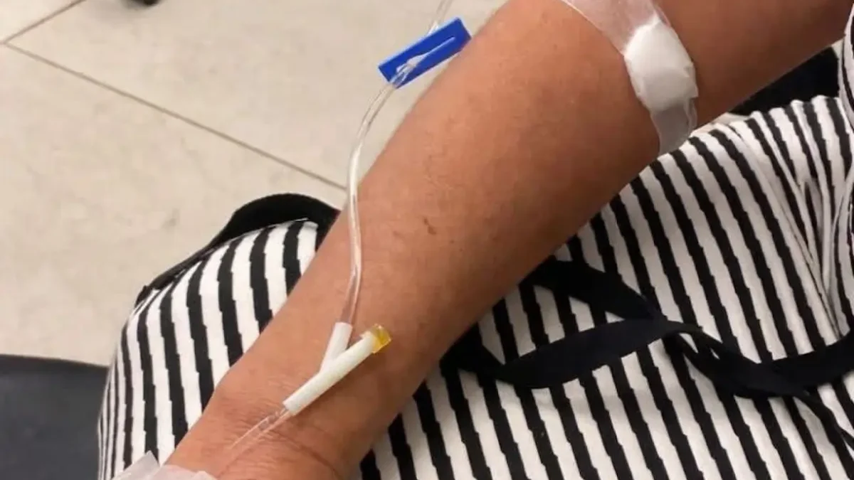 Todos los pacientes recibieron soluciones intravenosas suministradas por el médico responsable, quien además las prescribía, preparaba y administraba.