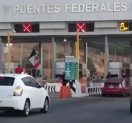 En la carretera México-Puebla, el costo para los automóviles se elevó de 216 pesos a 226 pesos, para motociclista de 107 a 113 pesos, y para autobuses, de 444 a 487 pesos.