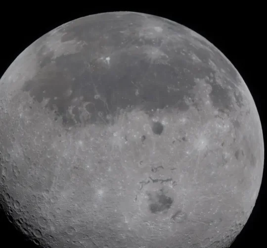 La misión logró imágenes inéditas y observaciones científicas durante el paso por la región menos explorada de la Luna