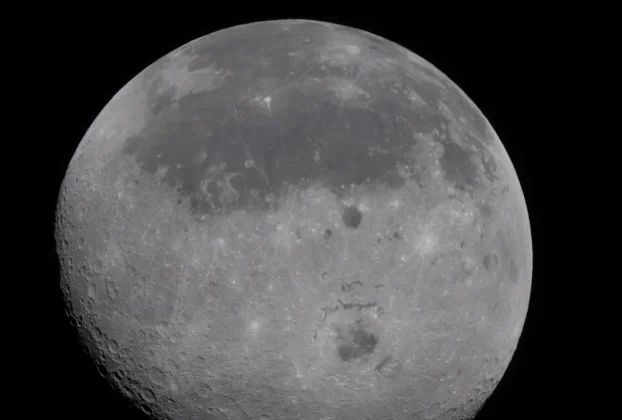 La misión logró imágenes inéditas y observaciones científicas durante el paso por la región menos explorada de la Luna