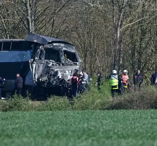 El convoy cubría la ruta entre Dunkerque y París y transportaba a 243 pasajeros cuando se produjo el impacto en un paso a nivel de Noeux-les-Mines.