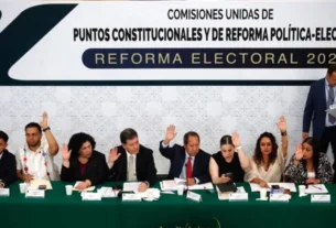Las comisiones unidas de Puntos Constitucionales y de Reforma Político-Electoral, de la Cámara de Diputados aprobaron esta noche el dictamen de la minuta del llamado “plan B” en materia electoral enviado por la presidenta Claudia Sheinbaum