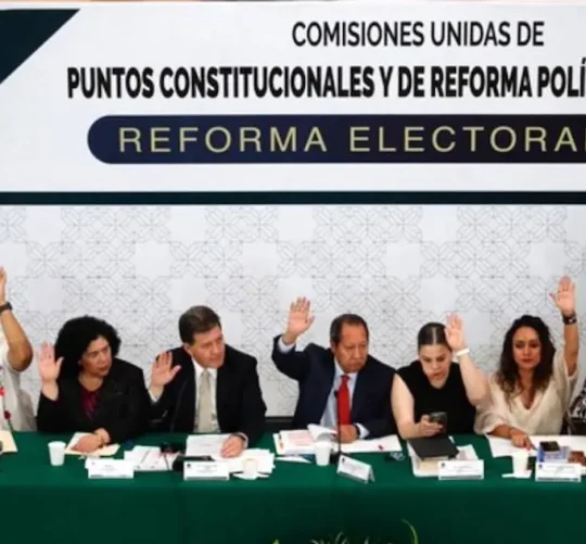 Las comisiones unidas de Puntos Constitucionales y de Reforma Político-Electoral, de la Cámara de Diputados aprobaron esta noche el dictamen de la minuta del llamado “plan B” en materia electoral enviado por la presidenta Claudia Sheinbaum