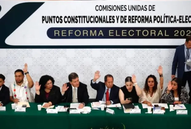 Las comisiones unidas de Puntos Constitucionales y de Reforma Político-Electoral, de la Cámara de Diputados aprobaron esta noche el dictamen de la minuta del llamado “plan B” en materia electoral enviado por la presidenta Claudia Sheinbaum
