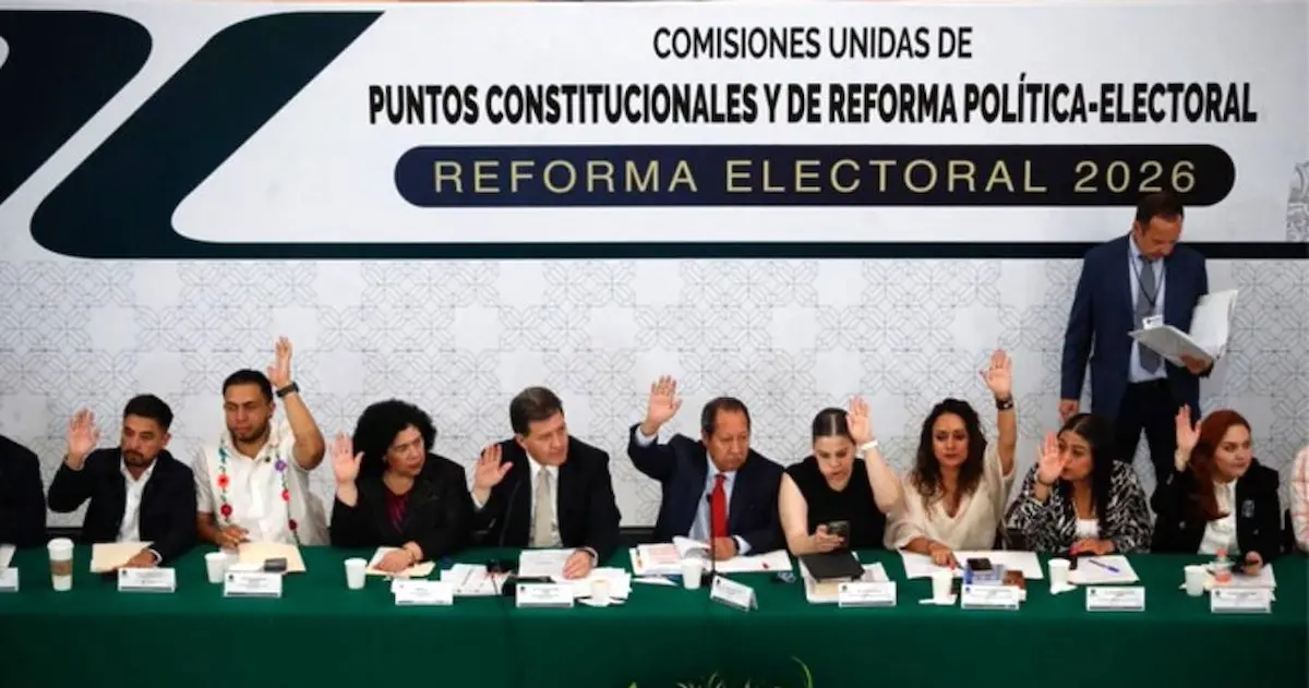 Las comisiones unidas de Puntos Constitucionales y de Reforma Político-Electoral, de la Cámara de Diputados aprobaron esta noche el dictamen de la minuta del llamado “plan B” en materia electoral enviado por la presidenta Claudia Sheinbaum