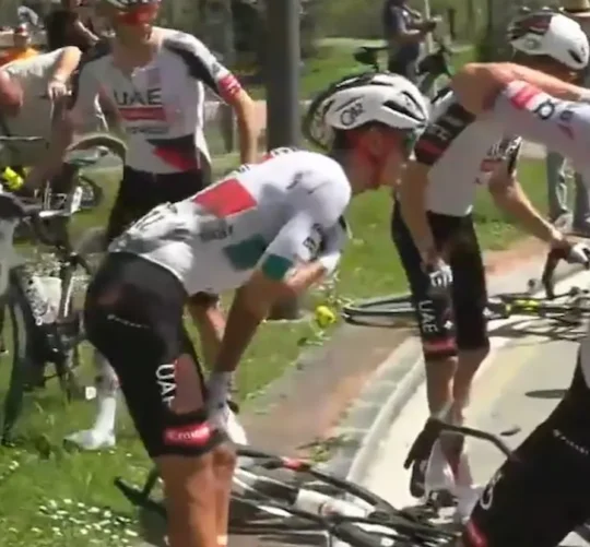 El UAE Team Emirates reveló el primer parte médico de la lesión sufrida por el mexicano Isaac del Toro,