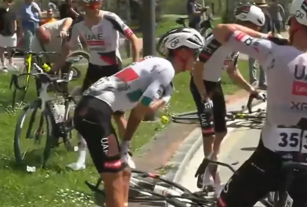 El UAE Team Emirates reveló el primer parte médico de la lesión sufrida por el mexicano Isaac del Toro,